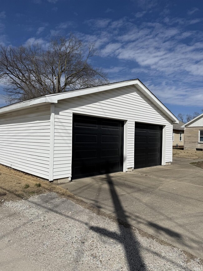 Building Photo - 1333 Hart St