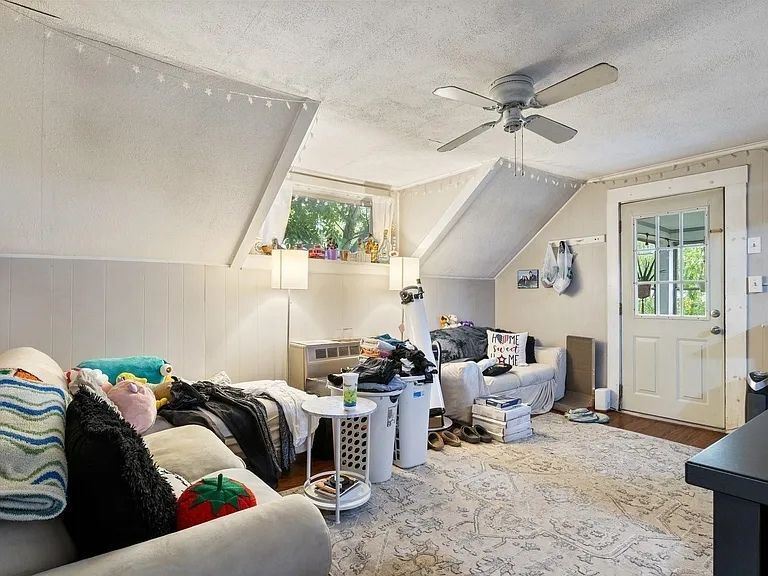 Building Photo - 17 2nd St