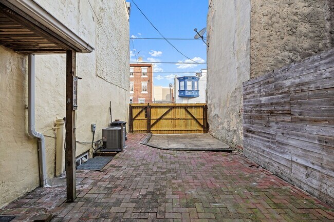 Building Photo - 246 E Thompson St