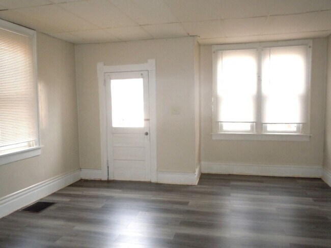 Building Photo - 227 S Chestnut St