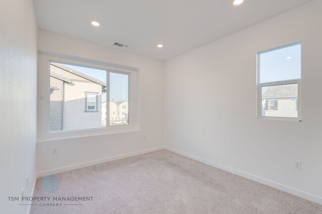 Building Photo - 4 Bed 3.5 Bath Detached House in South El Monte!