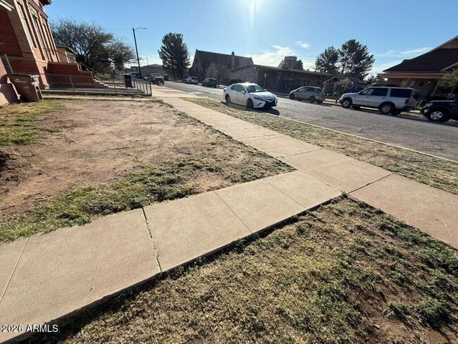 Building Photo - 716 11th St