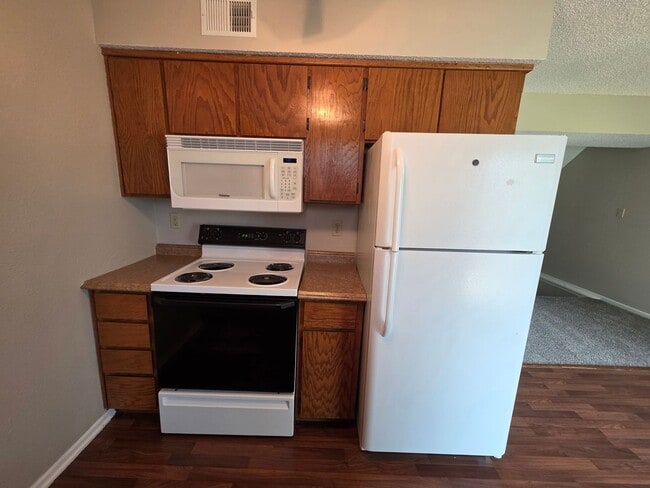 Building Photo - Spacious 2 Bedroom Quadplex with Garage