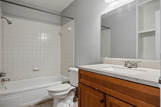 Building Photo - 2102 Lamplight Village Cir