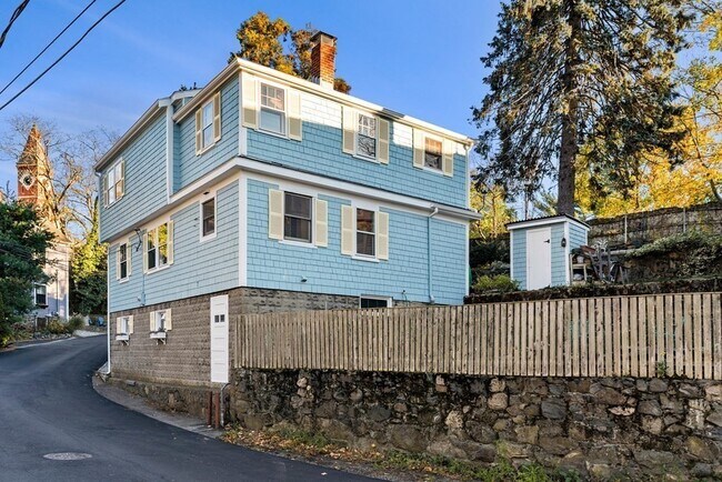 Building Photo - 12 Bassett St