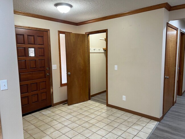 Building Photo - 3 Bed / 2 Bath in south Central Springfield