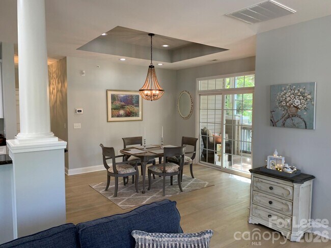 Building Photo - 9033 Rosalyn Glen Rd