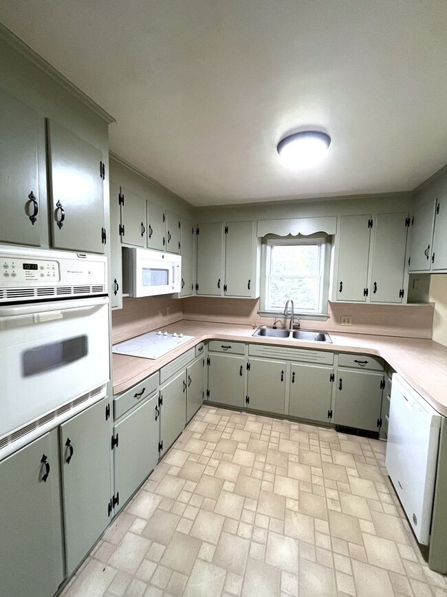 Building Photo - Beautifully Renovated Single-Family Ranch – 3 Beds, 2 Baths