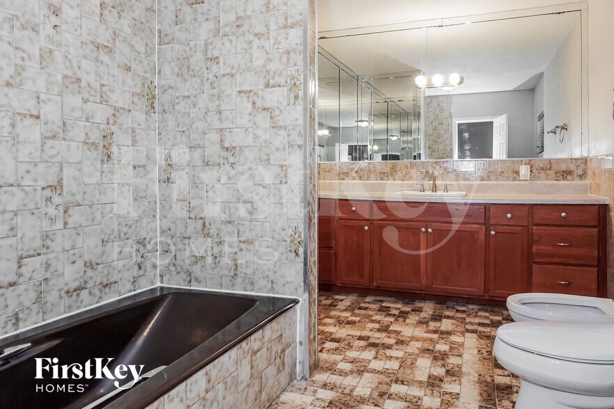 Building Photo - 1579 NE 182nd St