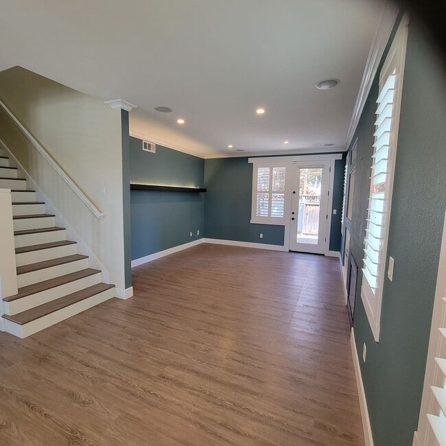 Building Photo - Big Beautifully updated 4-bedroom 2.5 bath...