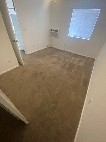 Building Photo - 1584 E Courtney Pl