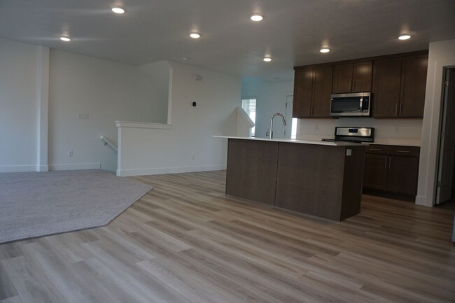 Building Photo - Layton Townhome 3 Bed 2.5 Bath