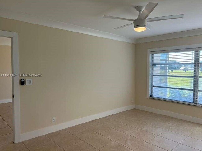 Building Photo - 2950 N Palm Aire Dr