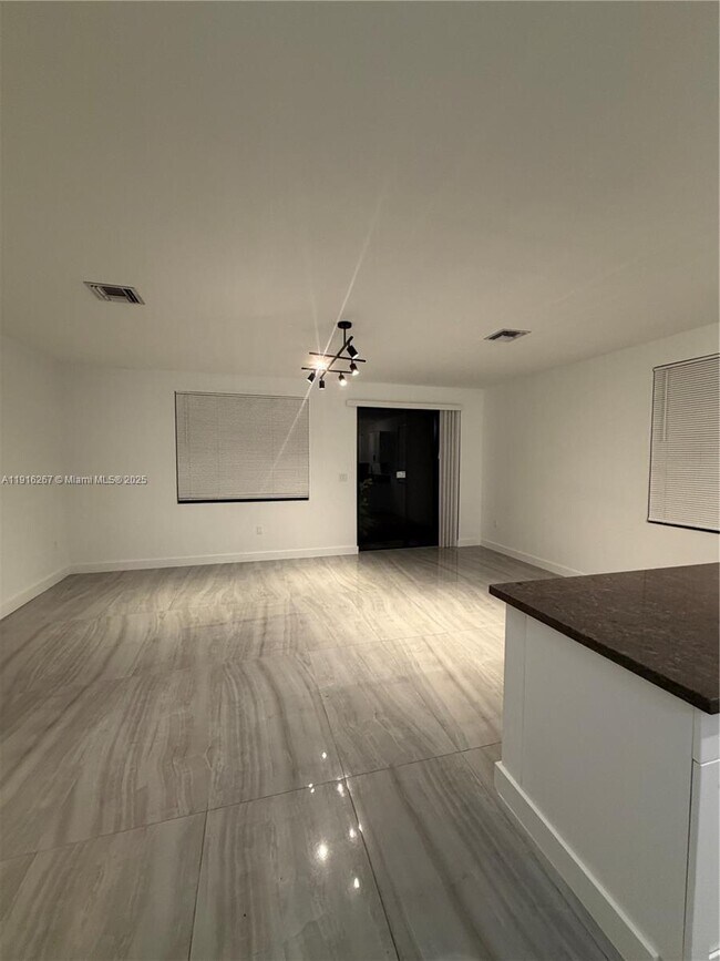 Building Photo - 932 SW 10th St