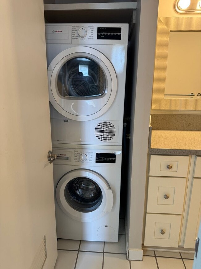 Building Photo - 2/2/1 Beautifully Upgraded unit located at...