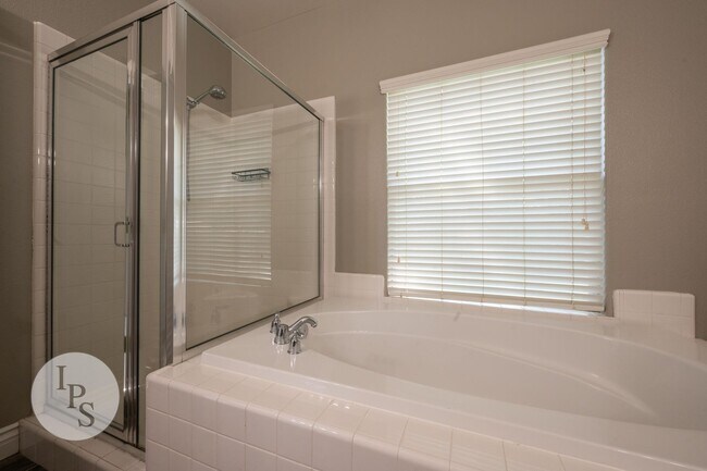 Building Photo - North West Fresno Modern/Updated Home, 3BR/2BA, Built 2004 - Lots of Amenities!