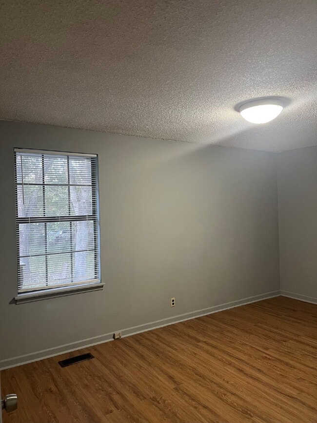 Building Photo - 665 Dutchmans Dr