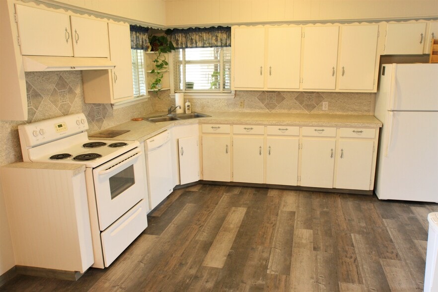 kitchen - 503 Hilliard Dr