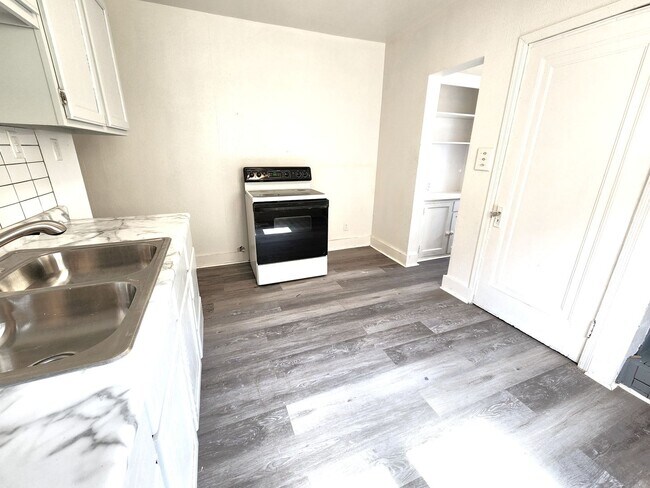 Building Photo - 5 bedroom single family - Available now!