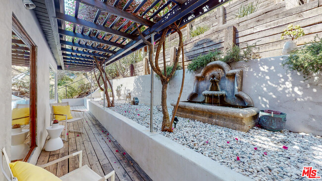 Building Photo - 8715 Sunset Plaza Pl