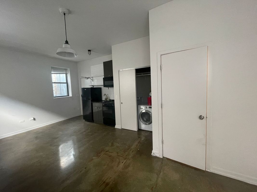 Building Photo - 1136 W Wilson Ave