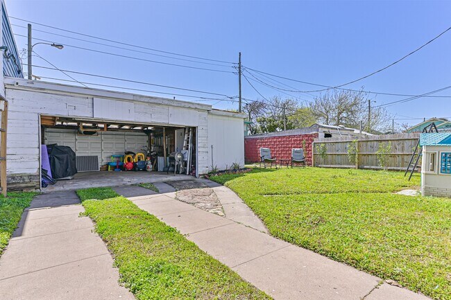 Building Photo - 3519 Avenue R 1/2