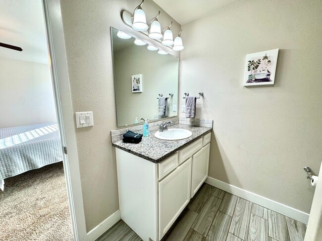 Building Photo - Furnished Rental 3 bed 2 bath Minimum of 30-day stay