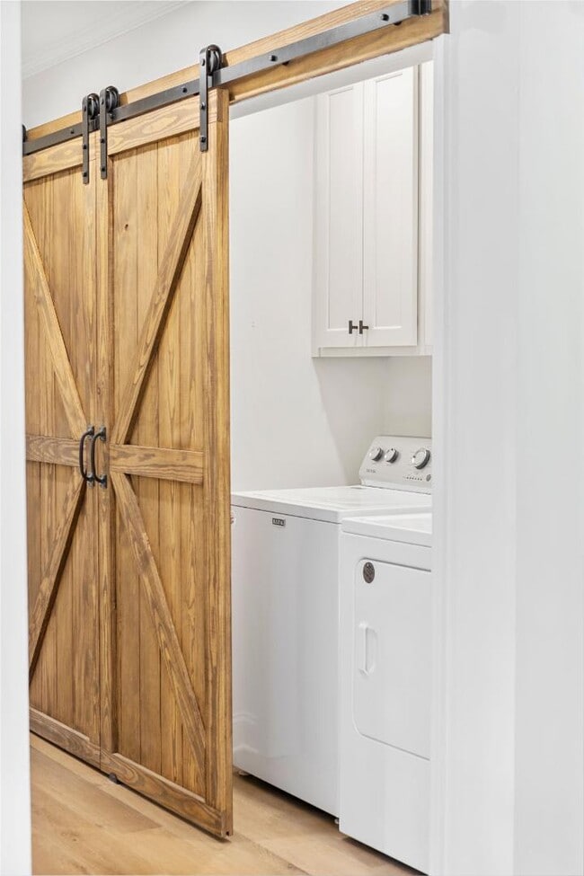 Building Photo - 550 N College St