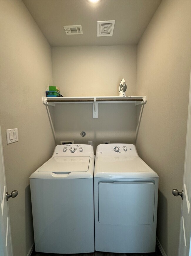 Building Photo - 710 Crystal River