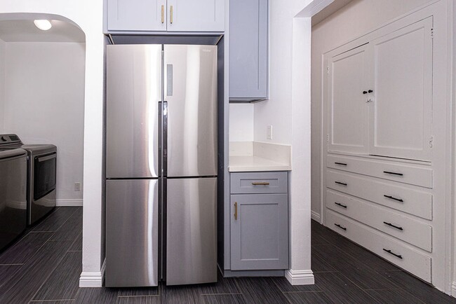 Building Photo - Bright and airy 2-bedroom 2-bath in Mid- City