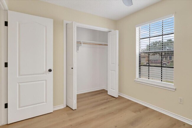 Building Photo - 4453 Lake George Dr