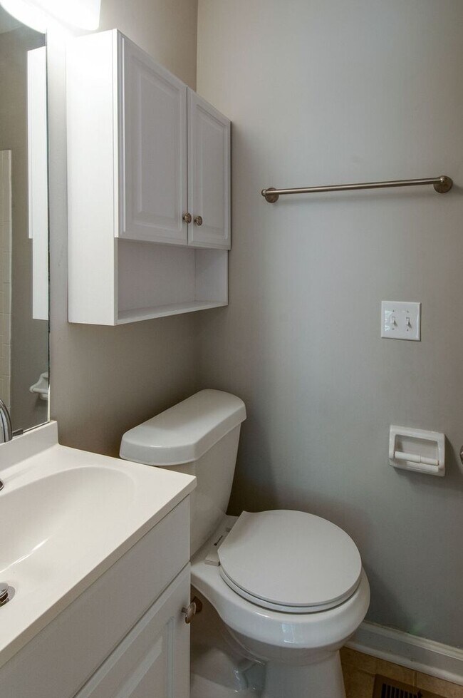Building Photo - 625 Mercer Dr