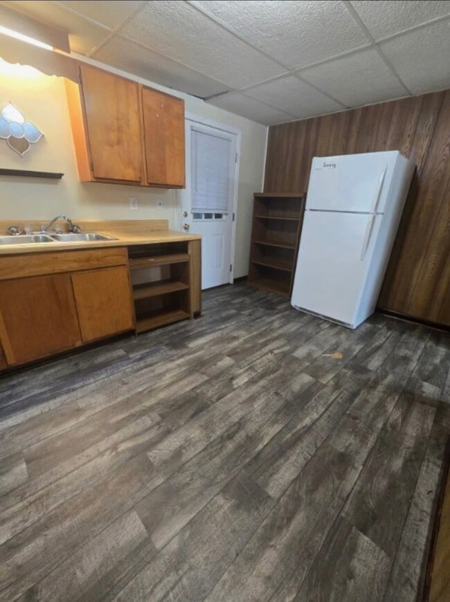 Building Photo - 215 S Main St