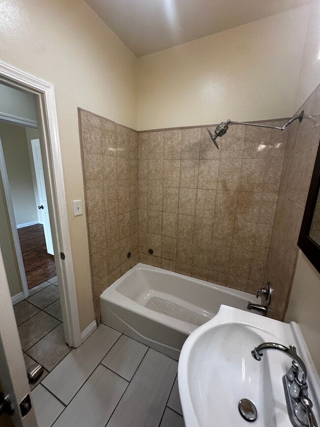 Building Photo - 750 E 40th Pl