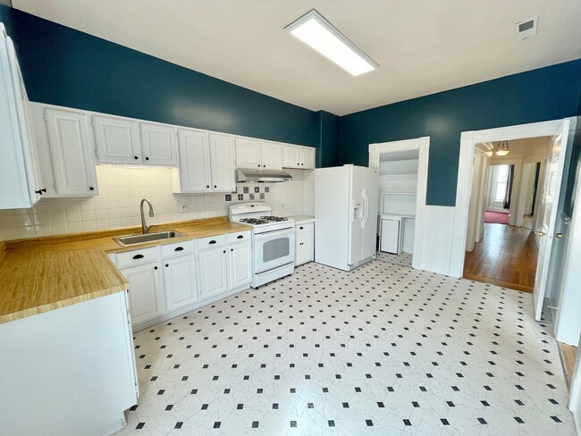 Primary Photo - Wonderful Light and Bright Top Floor 2BR/1...