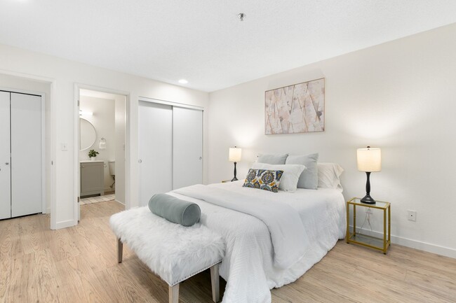 Building Photo - Newly updated, quiet condo in GREAT locati...