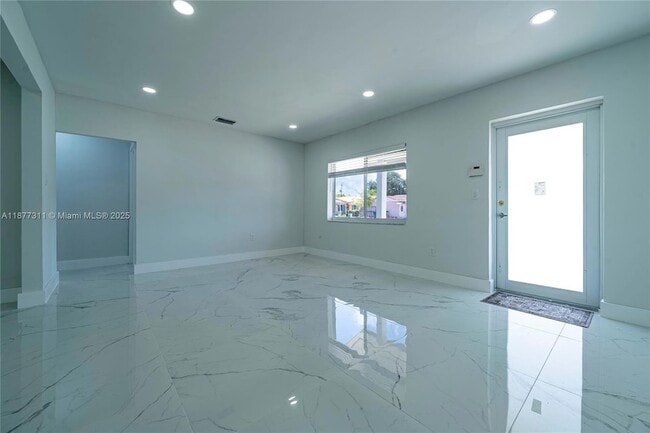 Building Photo - 921 NW 30th Ct