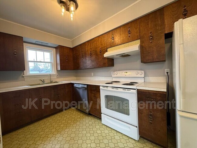 Building Photo - 115 16th St N