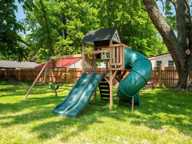 Building Photo - 7525 Lake Rd E