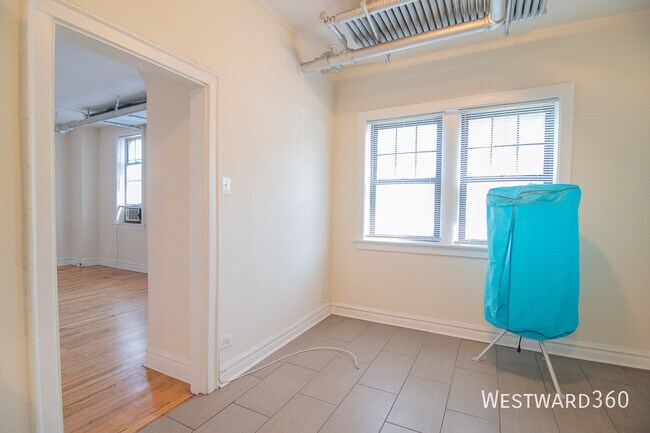 Building Photo - 1620 W Farwell Ave