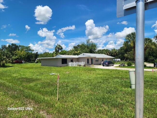 Building Photo - 1821 Los Pinos Rd