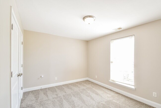 Building Photo - 2952 N Hartland Dr