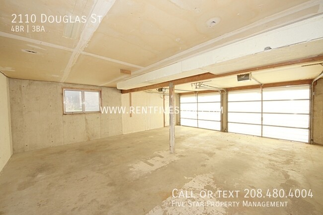 Building Photo - Spacious 4 Bedroom House in the Highland A...