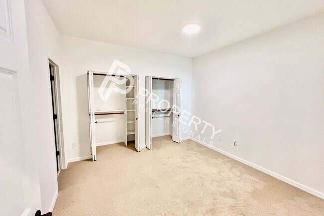 Building Photo - 94 Castle Ridge Dr