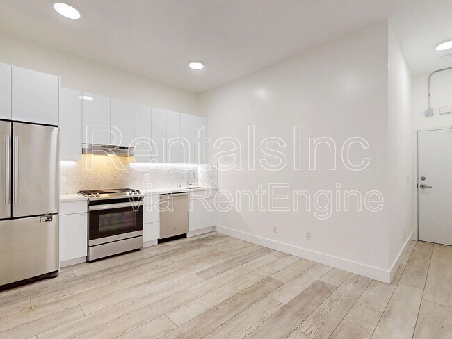 Building Photo - 759 6th Ave