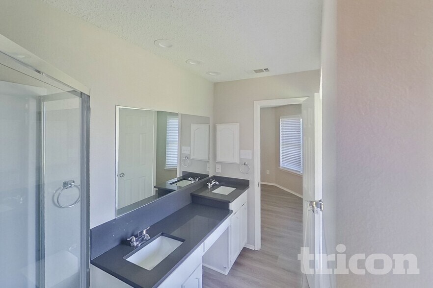 Building Photo - 1253 Essex Dr