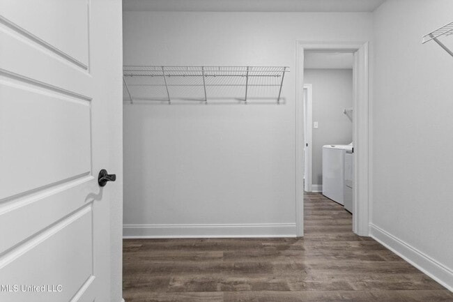 Building Photo - 3 Bed / 2 Bath Home – Modern Finishes & Convenient Location