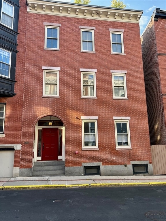 Primary Photo - 33 Winthrop St