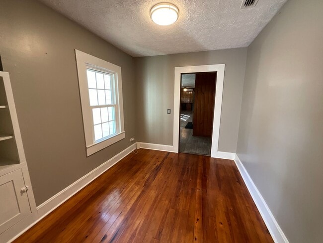 Building Photo - Spacious 3/2 in Greenwood with Everything Included