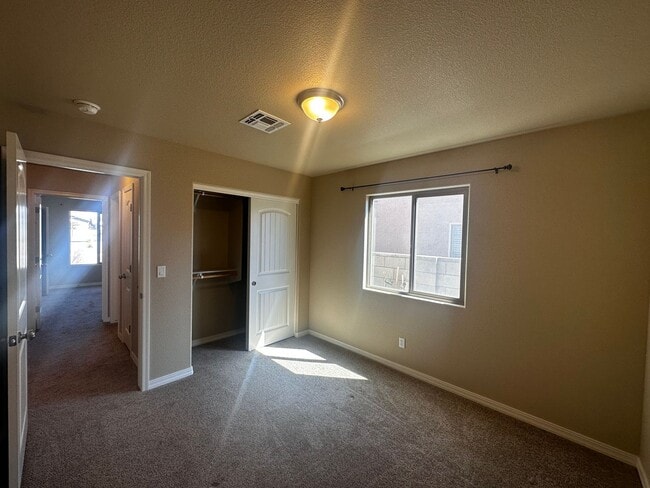 Building Photo - 4 Bedroom 2 Bathroom Home